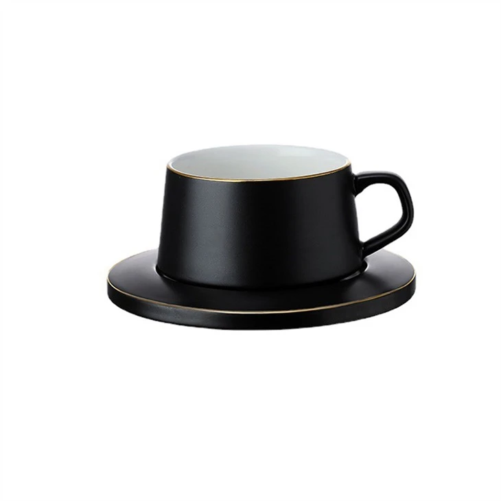 Tazza tal-Kafè Iswed U Saucer